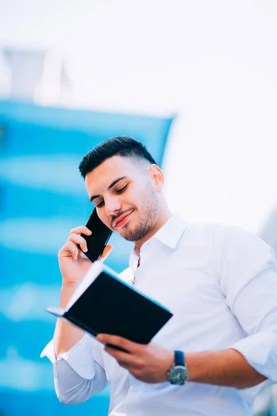 Junger Geschäftsmann Anzug Schaut Sich Finanzzentrum Während Stift Und Notizbuch — Stockfoto