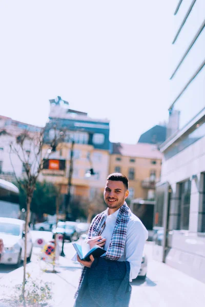 Hombre Negocios Alegre Está Divirtiendo Mientras Bebe Café Calle Mirando — Foto de Stock