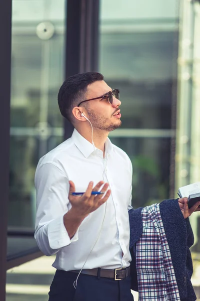 Geschäftsmann Macht Geschäftsplan Seinem Notizbuch Während Draußen Steht — Stockfoto