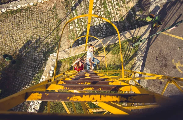 Arkadaşlar Inşaat Bakarak Metal Merdiven Tırmanırken Eğleniyoruz — Stok fotoğraf