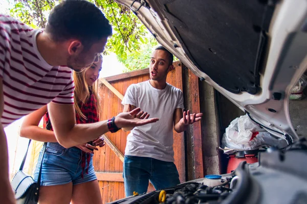 Chlápek Strach Opravy Auto Problému Dívkou Muže Vedle Něj — Stock fotografie