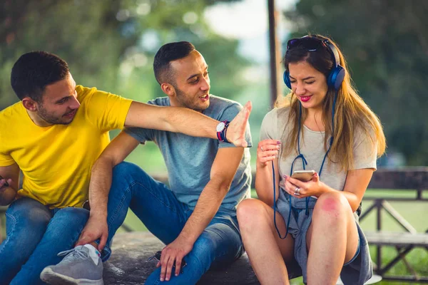 Tres Personas Descuidadas Están Sonriendo Divertiéndose Escuchando Música Parque Mientras — Foto de Stock