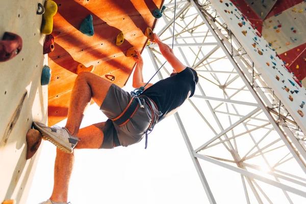 Jovem Praticando Bouldering Ginásio Escalada Livre — Fotografia de Stock