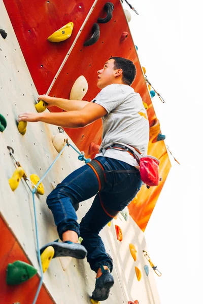 Mladý Muž Šplhání Zeď Rock Extrémní Sport — Stock fotografie