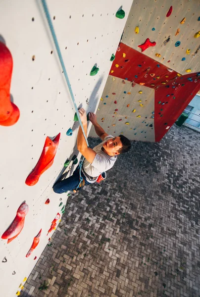 Hombre Con Soga Trepando Sobre Muro Escalada Muy Alto —  Fotos de Stock