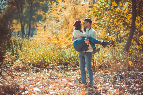 Casal Moderno Está Floresta Menina Está Abraçando Seu Namorado Tentando — Fotografia de Stock