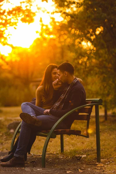 Fidanzato Fidanzata Seduti Sulla Panchina Insieme Parlare Baciarsi — Foto Stock
