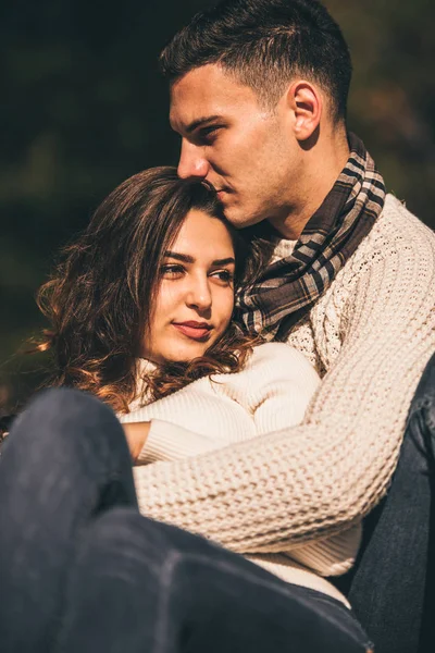 Junges Paar Genießt Einen Schönen Tag Freien Während Der Nähe — Stockfoto