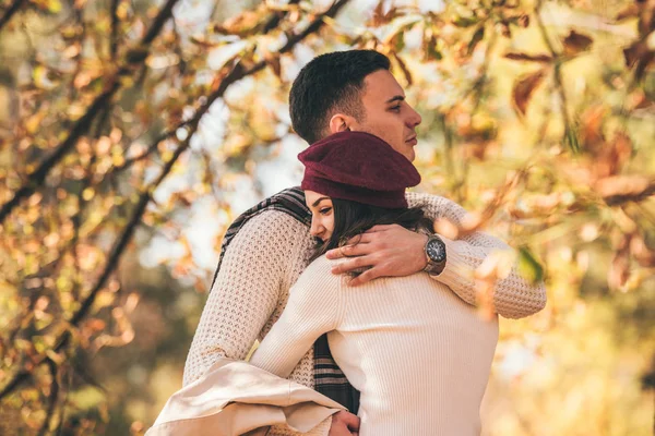 Een Jongen Knuffelen Zijn Vriendin Het Park Tijdens Het Lopen — Stockfoto