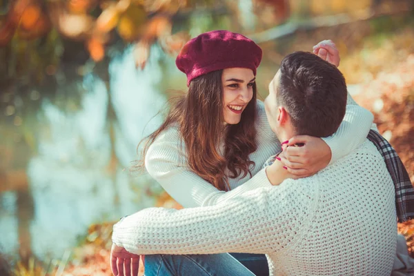 Coppia Romantica Seduto Sul Fiume Nel Parco Trascorrere Del Tempo — Foto Stock