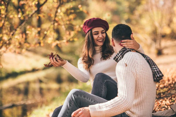 Divino Casal Está Sentado Junto Rio Parque Passar Tempo Qualidade — Fotografia de Stock