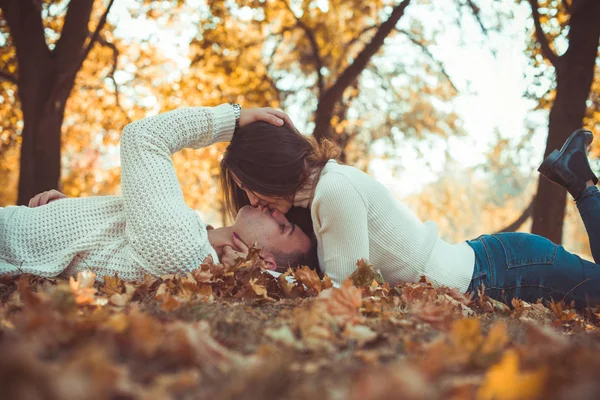 Casal Elegante Está Deitado Parque Olhando Feliz Enquanto Sorrindo Beijando — Fotografia de Stock