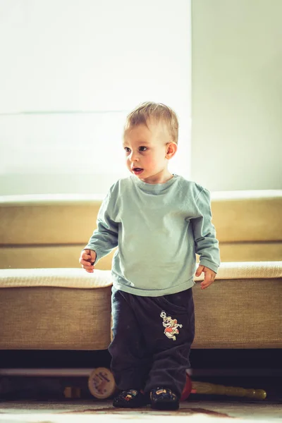 Een Mooie Kleine Jongen Staat Zijn Woonkamer — Stockfoto