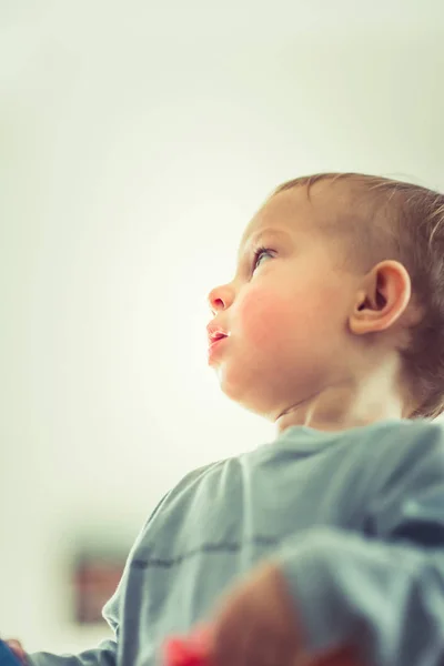 Een Lieve Kleine Jongen Nieuwsgierig Zijn Kamer — Stockfoto