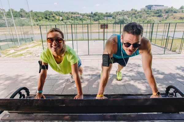 Correndo Casal Alongamento Aquecimento Parque Antes Treinamento — Fotografia de Stock