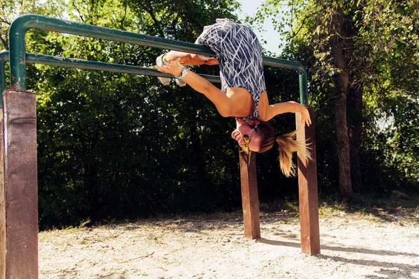 Mulher Fitness Desgaste Esportivo Com Corpo Fitness Perfeito Treino Rua — Fotografia de Stock