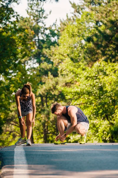 Casal Atlético Está Amarrando Cadarços Preparar Para Correr — Fotografia de Stock