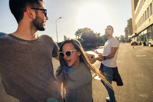 Grupo Jóvenes Caminando Por Una Calle Una Ciudad — Foto de Stock