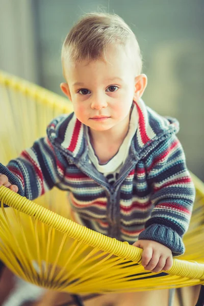 Hermoso Bebé Niño Está Sentado Silla Amarilla Habitación —  Fotos de Stock