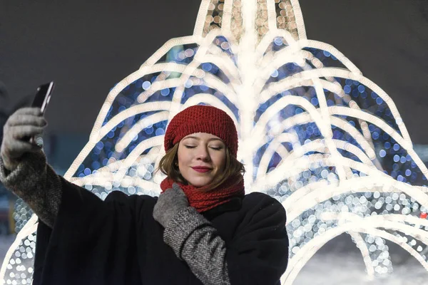 Chapeau Rouge Fille Debout Devant Les Lumières Arbre Noël Prendre — Photo