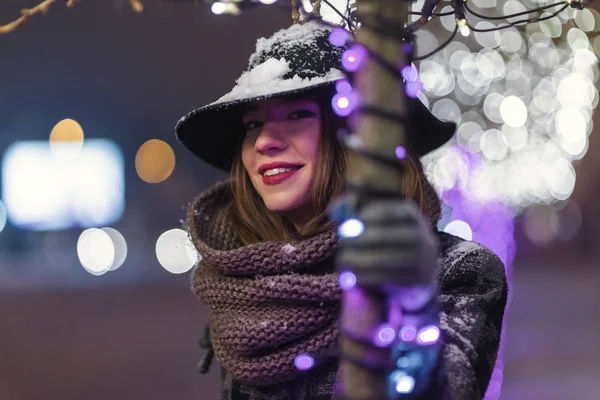 Jeune Fille Debout Devant Les Lumières Sapin Noël Nuit Avec — Photo