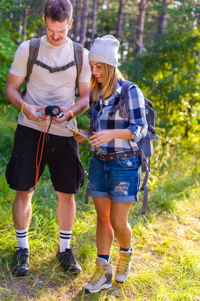 Pareja Joven Revisando Brújula Mapa Mientras Camina Por Bosque Concepto — Foto de Stock