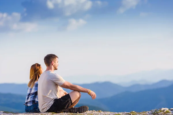 Maravilhoso Vista Topo Mundo Enquanto Desfruta Sol Casal Desfrutando Vista — Fotografia de Stock