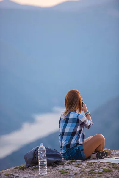 Mujer Tomando Selfie Con Teléfono Mientras Maravilla Vista Desde Cima — Foto de Stock