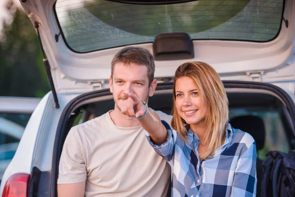 Jeune Couple Assis Arrière Véhicule Hors Route Profitant Vue Intérieur — Photo