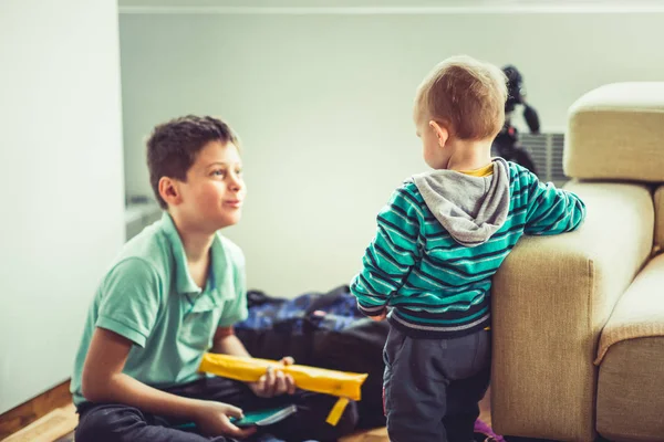 Dos Hermanos Pequeños Lindos Están Sentados Salón Jugando Juntos —  Fotos de Stock