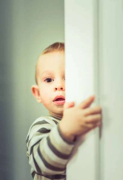 Een Schattige Babyjongen Loopt Zoek Geïnteresseerd Iets — Stockfoto