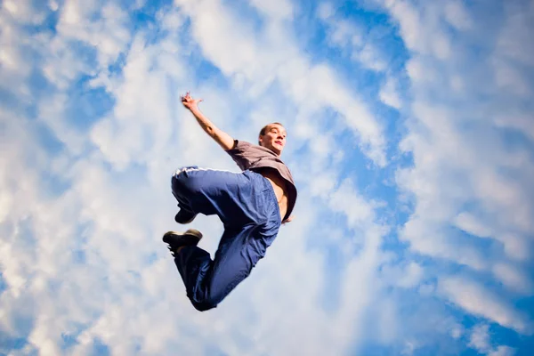 自由跑步者在空中跳跃时训练公园 — 图库照片