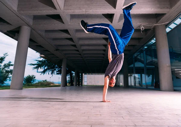 Sportowe Człowiek Robi Rękach Parkour Zewnątrz — Zdjęcie stockowe