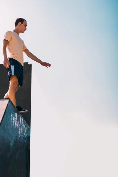 Parkour Hombre Entrenamiento Saltar Skatepark — Foto de Stock