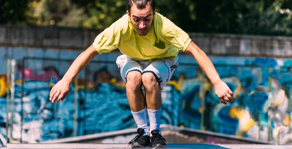 Guapo Deportista Adulto Haciendo Ejercicio Parkour —  Fotos de Stock