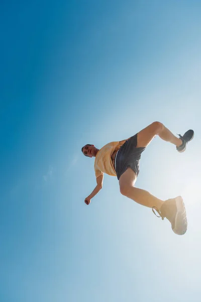 Joven Practicando Ejercicio Parkour Bajo Cielo Azul —  Fotos de Stock