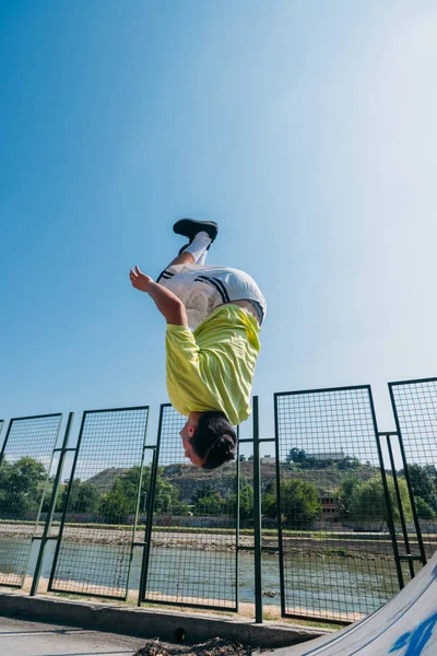 Parkour Chico Entrenamiento Backflip Saltar Pared Aire Libre — Foto de Stock