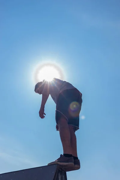 Parkour Człowiek Chodzenia Balansowania Ścianie — Zdjęcie stockowe