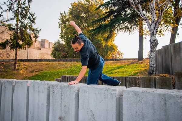 Adult Guy Train Parkour While Jumping Obstacles Urban Place — Stock Photo, Image