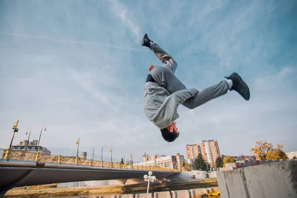 Hombre Deportivo Haciendo Ejercicio Acrobático Mientras Salta —  Fotos de Stock