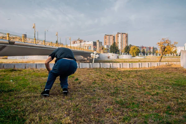 無料のランナーは 都市の場所で駐車場の運動を作る — ストック写真