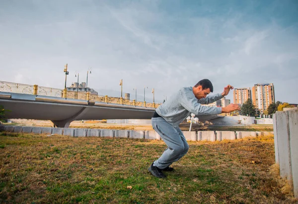 Szabadúszó Parkour Gyakorlat Városi Helyen — Stock Fotó