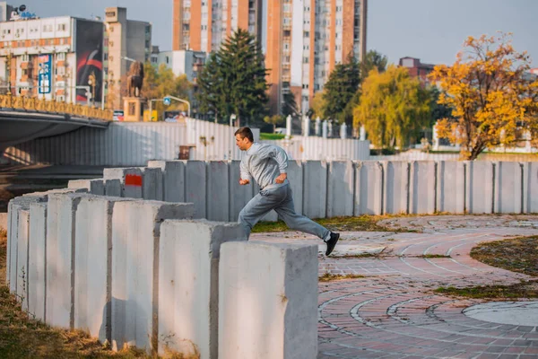 Parkour Hombre Entrenamiento Saltar Sobre Alto Muro Hormigón Lugar Urbano — Foto de Stock