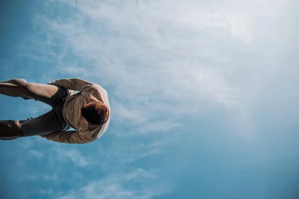 Kaukasier Unter Blauem Himmel Lässt Parkour Springen — Stockfoto