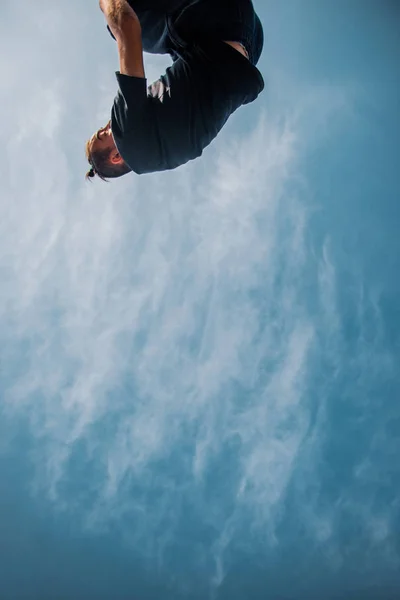 Darmowy Parkour Treningowy Biegacza Podczas Skoku Poniżej Białych Chmur — Zdjęcie stockowe