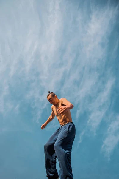 Homem Caucasiano Abaixo Céu Azul Fazer Salto Parkour — Fotografia de Stock