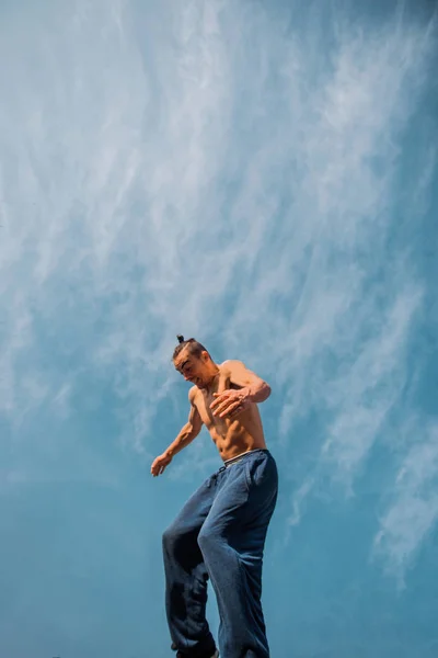 Kaukázusi Férfi Kék Alatt Ugrik Parkour Jump — Stock Fotó