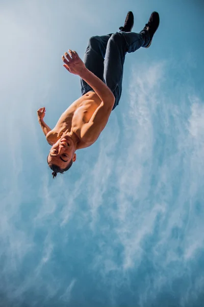 英俊的运动员家伙练习在空中跳跃 而训练公园 — 图库照片