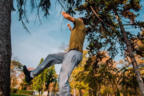 Blanke Man Onder Blauwe Hemel Maakt Parkour Sprong — Stockfoto