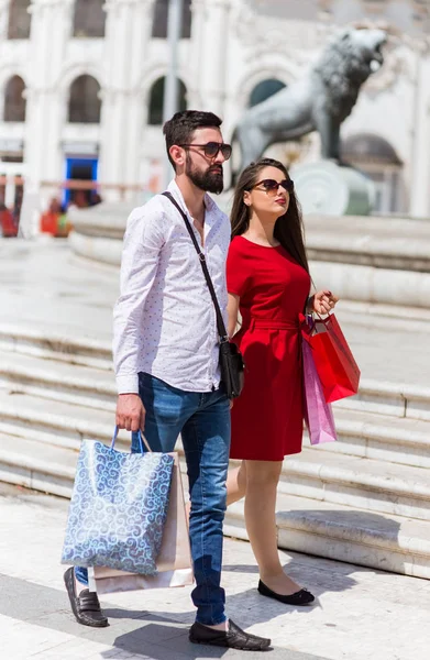 Shopping Downtown Härligt Par Som Har Roligt Makedoniens Gator — Stockfoto